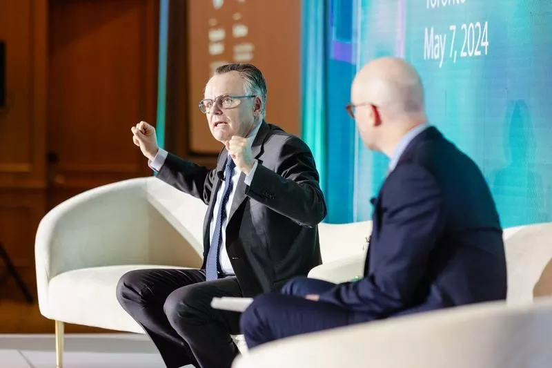 Marc-André Blanchard avec Eric Kane lors du Forum sur la finance durable organisé par Bloomberg, à Toronto.